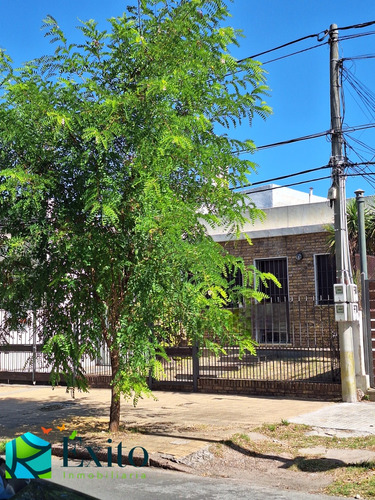 Vendo Casa Mucho Potencial Fos 80% Frente 10mts 44 De Largo Padrón De 440m2 Mts Avenida San Martin, Ideal Empresas Gran Fondo Con Taller/deposito Usd 239.000