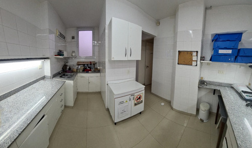 Junín Al 1000 Y Av. Santa Fe. Planta Baja Al Frente A La Calle Superficie Total 177 M2, Cubierta 148 M2. 6 Consultorios. 2 Baños. 1 Toilette. Patio. Laboratorio. Office. Impecable. Apto Crédito