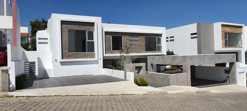 Casa En Venta En Fracc. Prado Largo, Zona Esmeralda, Atizapán; Totalmente Remodelada; Zona Más Segura Del País.