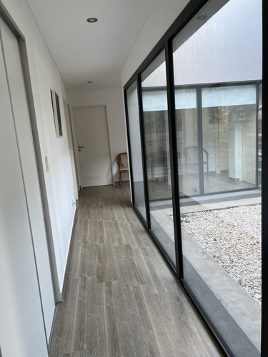 Hermosa Casa En Una Planta A Espejo De Agua En Lote Perimetral