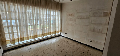 Casa Comercial En El Paraíso Avenida Loira