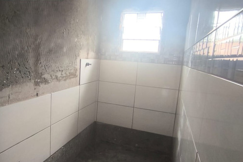 Casa 2 Dormitórios Em Bairro Residencial, Próximo A Comércios, Escolas, Transportes E Muito Mais!