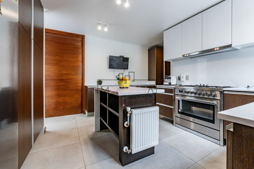 Casa En Venta De 5 Dorm. En Lo Barnechea