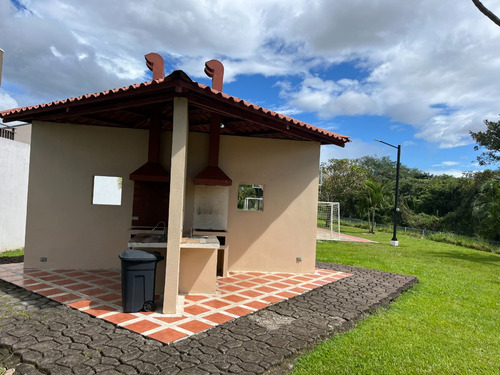 Vendo Casa En Condominio Hacienda El Coyol, Reciente Construcción Y Patio Muy Amplio