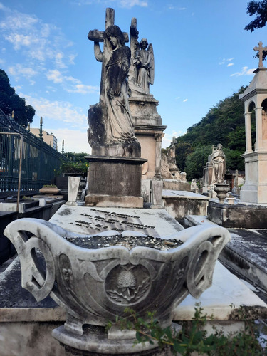 Vendo Jazigo Perpétuo No Cemitério São João Batista, Ótima Localização, Bela Escultura E Adornos