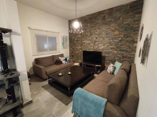 Casa De Cuatro Ambientes, En Venta - Haedo -