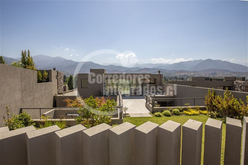 Casa En Venta De 4 Dorm. En Lo Barnechea