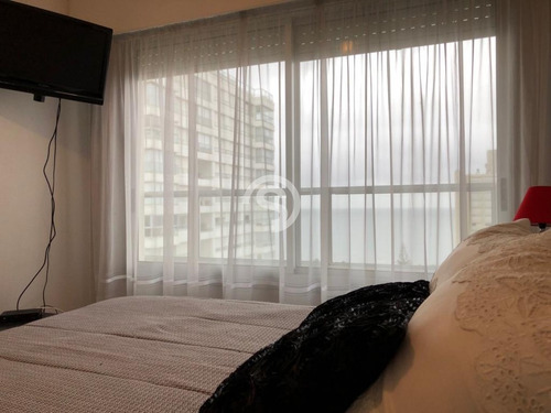 Apartamento En Playa Mansa En Alquiler- Ref: 2956