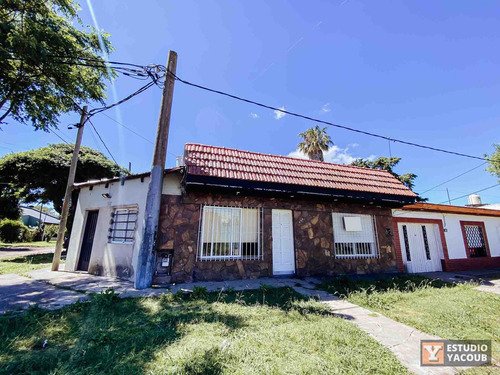 Casa En Venta - 2 Dormitorios 2 Baños - 230mts2 - Villa Elvira, La Plata