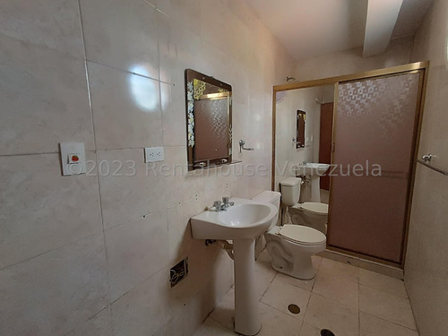Amplio Townhouse En Venta Ubicado En La Morita Ii Urb Villa Don Víctor Db 24-8697