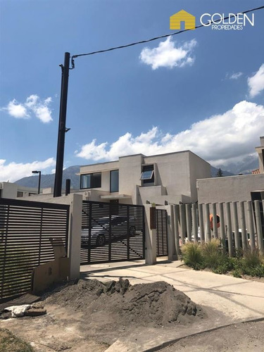 Casa En Venta De 4 Dorm. En Peñalolén