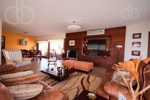 Casa En Punta Del Este, Playa Mansa, 4 Dormitorios , Piscina Y Barbacoa.- Ref: 43287