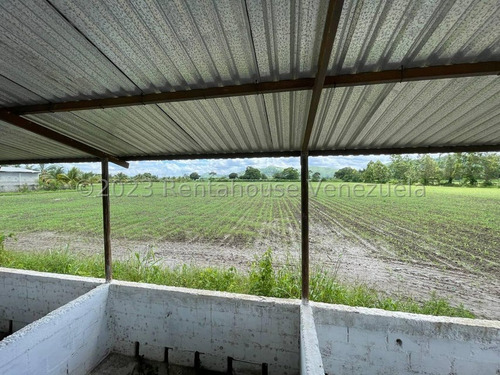 Carlos Colmenarez Felx 23-33543 Vende Finca Con 10 Hectareas Y 4.642 Mts Pozo Profundo De 80 Metros, Bomba De 14 Hp Luz Trifasica Laguna De 50 Por 40 Metros Cochinera De 30 Corrales