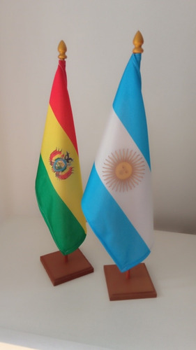 2 Banderas Con Base Y Mastil Argentina (1) Bolivia (1)
