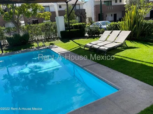 Casa Con Cuarto De Servicio, 4 Recámaras, Área De Tv. Cumbres Del Lago - Venta Rah2204