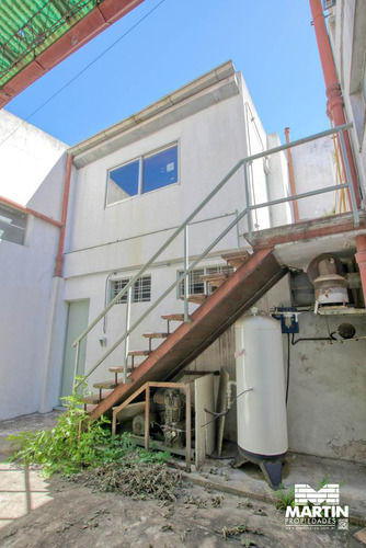 Galpón De 500m2 Con Tres Oficinas Y Vestuarios - Olivos