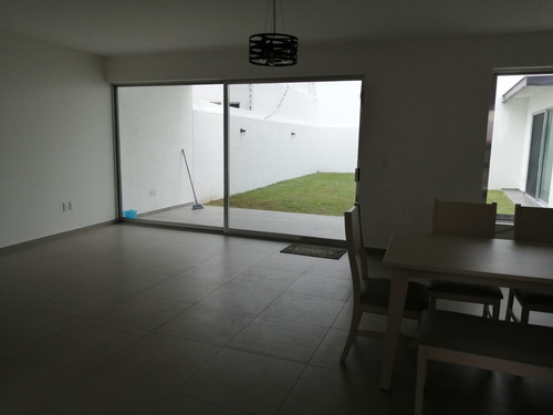 Linda Residencia En Cumbres Del Lago, 5 Habitaciones, 5.5 Ba