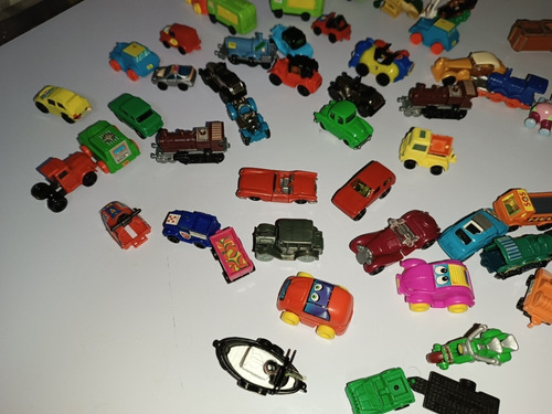 Lote De Carrinhos E Bonequinhos Kinder Ovo (Usado)
