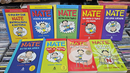 Kit Coleção Nate 9 Volumes / Lincoln Peirce / Editora Sextante / O Dia Em Que Nate Entrou Pra História + Volta A Atacar + Está Com Tudo + Vai Para Tudo Ou Nada + Dá Uma Virada + Está Na Área + Faz Fes (Usado)
