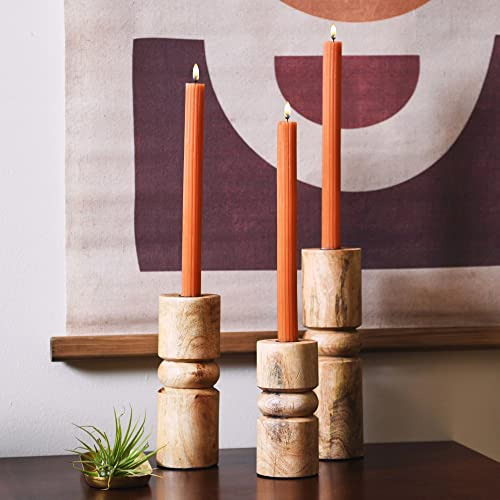 Mesa De Juego Con 3 Portavelas Cónicos Apilados De Madera