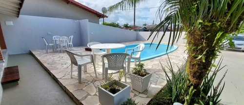Casa Com Piscina Em Guaratuba, Litoral Paranaense.