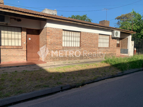 Casa En Venta 6 Ambientes Con Jardin En Garin