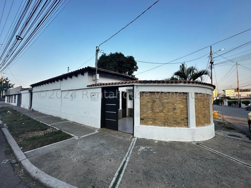 Amplia Y Conservada Casa En Alquiler Para Uso Comercial En El Este De Barquisimeto. Urbanizacion Fundalara 24-16755 As-m