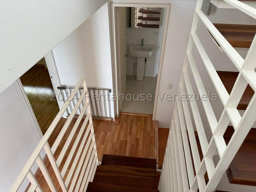 Espectacular Apartamento Duplex Con Clima De Montaña Y Terraza, Urb. Alto Hatillo. Mo 24-24908