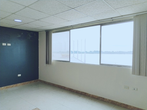 Oficina Con Vista Al Rio En Venta En El Centro De Guayaquil