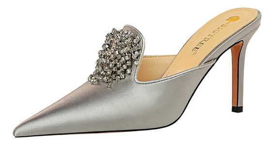 zapatos plateados elegantes