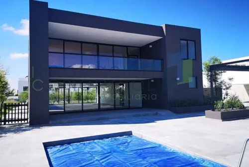 Casa En Renta En Altos Juriquilla, En Excelentes Condiciones Con Amenidades.