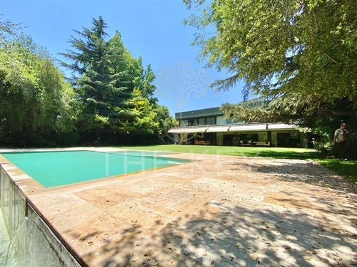 Casa En Venta De 1.300m2. Las Condes