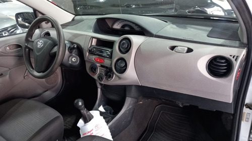 Imagem 7 de 12 de Toyota Etios