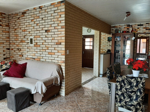 Oportunidade Temporária - Casa + 2 Aptos(310 M²) E Terreno 25 X 25 No Coração De Tramandaí-rs!!! --- Uso Residencial E/ou Comercial. São 6 Quartos (2 Suítes), 5 Banheiros
