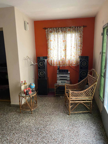 Casa En Banfield Oeste, Excelente Ubicación.