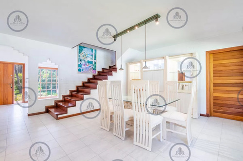 Espectacular Casa De Seis Dormitorios Y Servicio En Venta En Lugano
