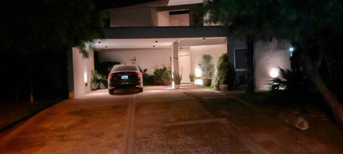 Dueño Directo. Vendo Casa Dueño Directo, Vende En El Canton , Casa Moderna De Diseño Minimalista A La Laguna Con 40m De Costa Propios, Parque Y Piscina Con Solarium