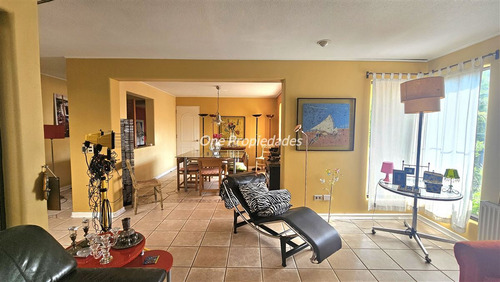 Casa En Venta De 4 Dorm.3 Baños Estar Servicio En Las Condes