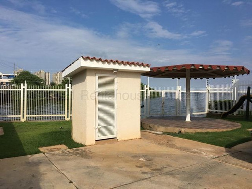 Imagen 2 de 14 de Venta De Casa Amoblada A Orilla Del Lago