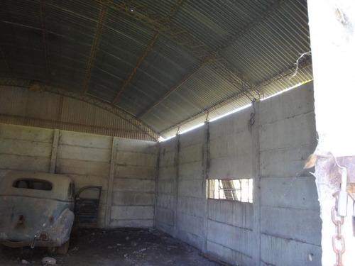 Casa De 2 Dormitorios En Zona Industrial, Cocina Comedor, Baño, Lavadero Patio De 240 M2 Con Galpón Parabólico De 100 M2 (ideal Taller /depósito). Terreno De 10 X 38 Orientado Al Norte.
