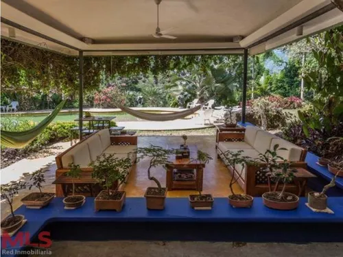Encantador Lugar, Con Un Diseño Artístico(mls#238626)
