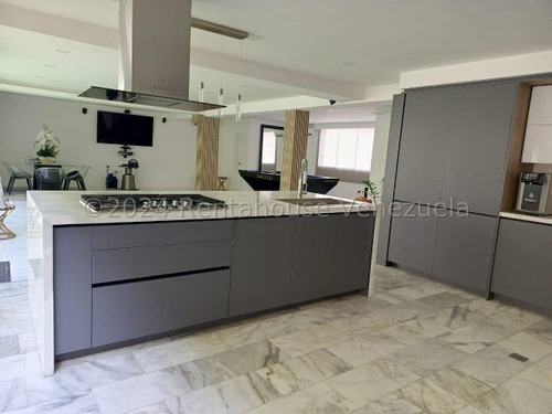 341m2 Terreno Y 341m2 Construcción En Santa Paula Casa Moderna Recién Remodelada, Mls#25-4489