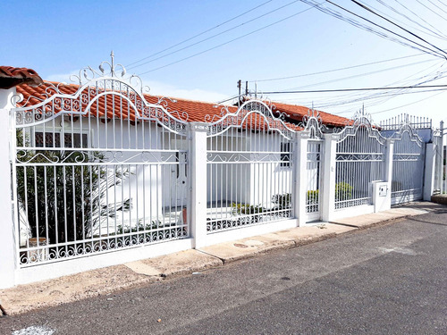 Eglé Suárez Vende Casa En La Urb. Don Antonio, Punto Fijo. Plc-996