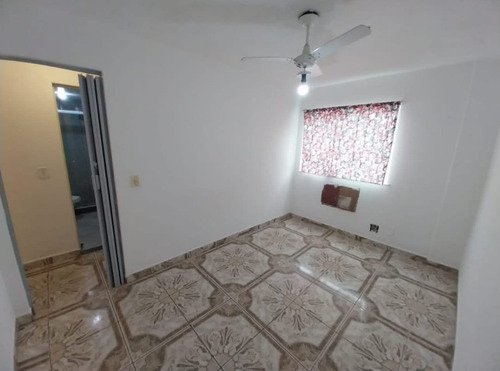 Apartamento Com 2 Quartos Sala,ampla Cozinha E Um Banheiro.