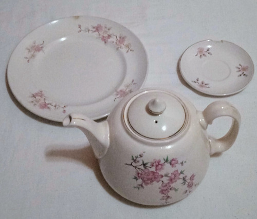 Antigua Tetera De Porcelana Y 2 Platos De Regalo Hartford