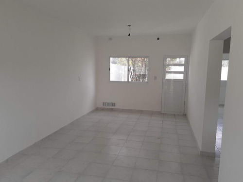 Imagen 2 de 8 de Casa De Un Dormitorio, Casi A Estrenar. Buen Barrio, Cochera, Jardín Y Todos Los Servicios!