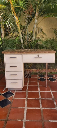 Imagen 3 de 8 de Vendo Hermosa Mesa Y Silla Para Estilista