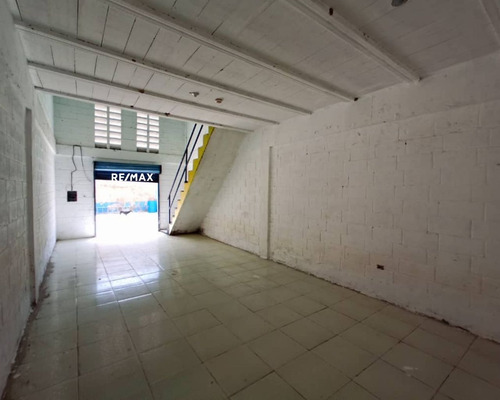 Re/max 2 Mil Alquila, Galpón En La Avenida 4 De Mayo