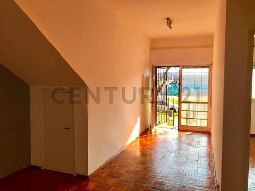 Apartamento Ph La Blanqueada, 2 Dormitorios, Parrillero. A 2 Cuadras De Propios