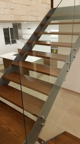 Preciosa Casa En La Condesa Juriquilla, Estudio O 4ta Recamara En P.b, Jardín.-